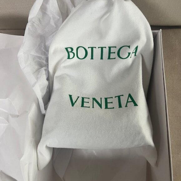 NEW Bottega Veneta Small Andiamo Parachute in Black - Picture 8 of 10